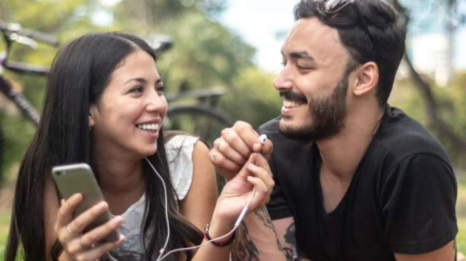 pareja escuchando musica